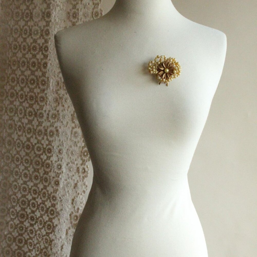 Vintage 1950s 1960s Brooch, Daisy Flower and Faux Pearl Cluster Pin Mid Century - Picture 2 of 13